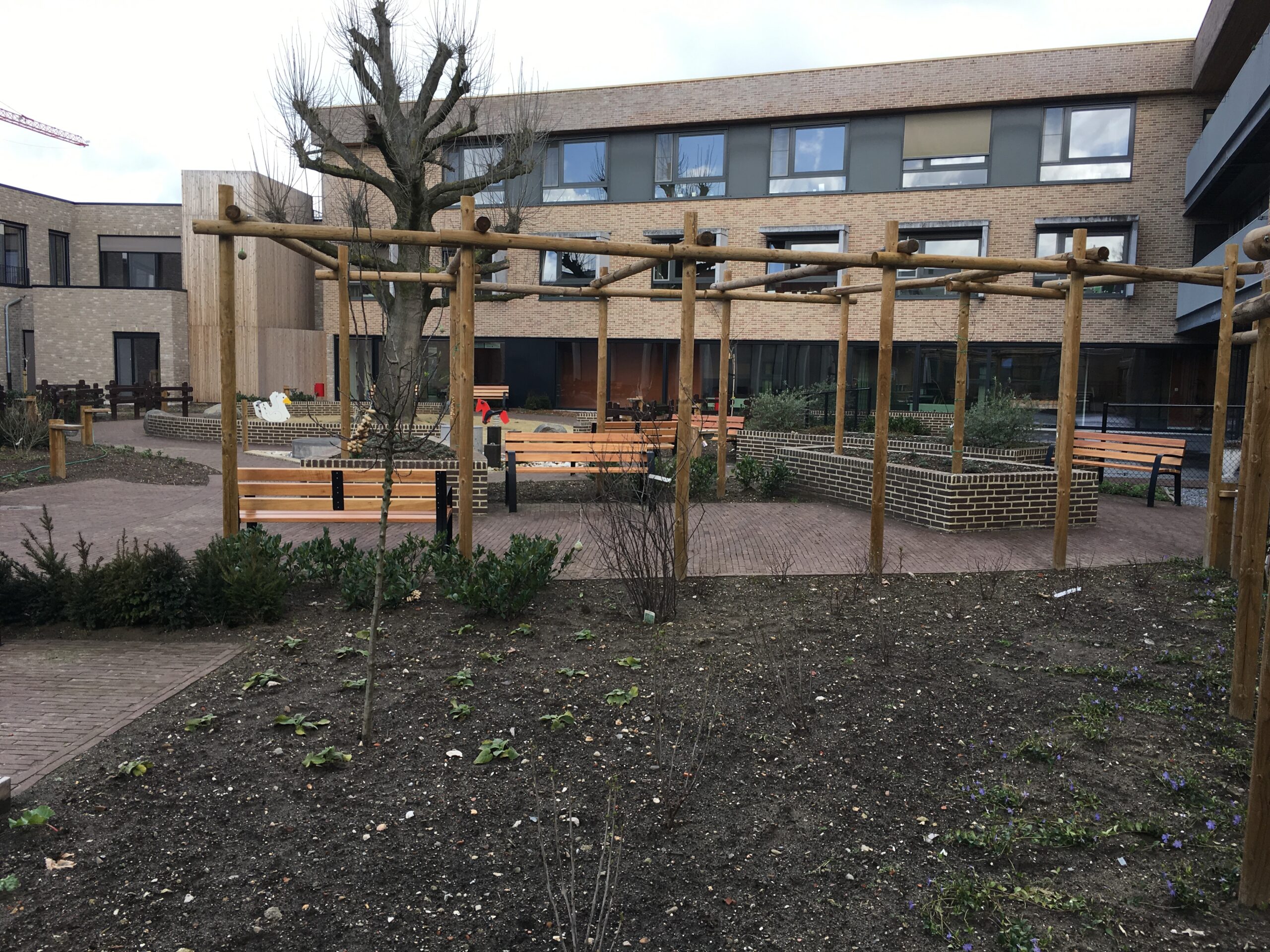 Parkbank Sofia 4 Verscheidene parkbanken Sofia bij een appartementencomplex.