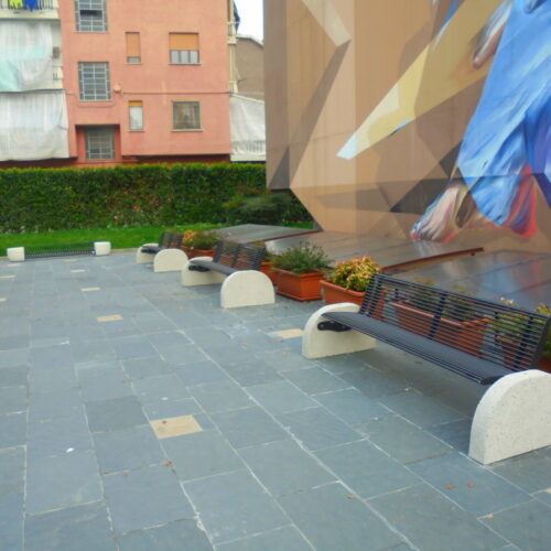 Parkbank Donna 9 Afgebeeld met halfronde zij-steunen en de zitting/leuning van staal. Ook zonder rugleuning en met houten zitting en leuning leverbaar. Parkbank Donna past daarom in bijna iedere omgeving.