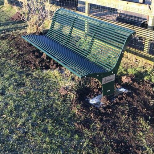 Parkbank Athene 41 Een foto van de plaatsing van onze parkbank model Athene. Ook dat kunnen wij voor u verzorgen.