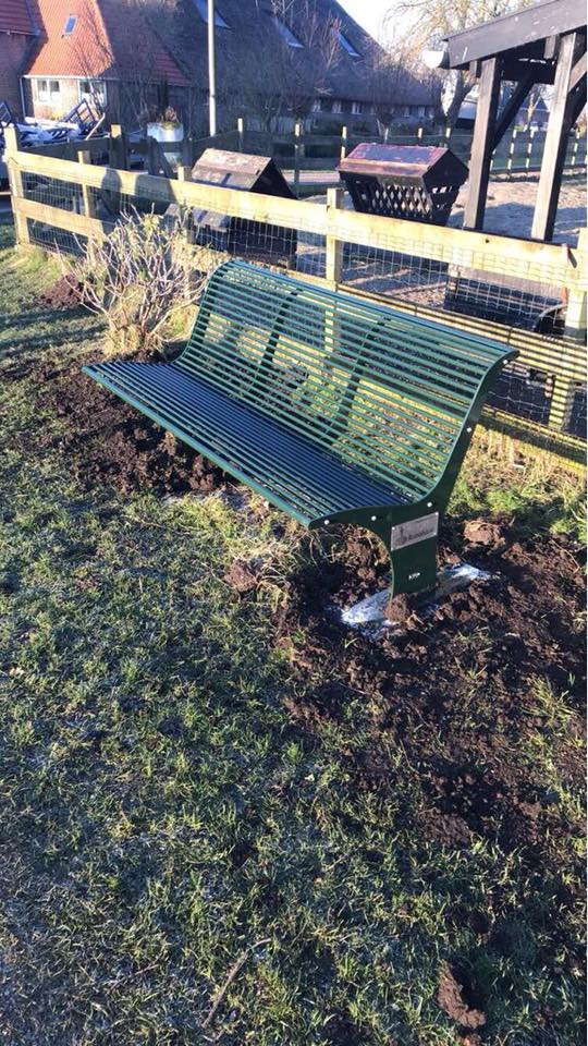 Parkbank Athene 12 Een foto van de plaatsing van onze parkbank model Athene. Ook dat kunnen wij voor u verzorgen.