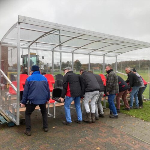 Tribune Sienna 33 De levering van een 6 meter uitvoering van deze leuke tribune in Beerzerveld.