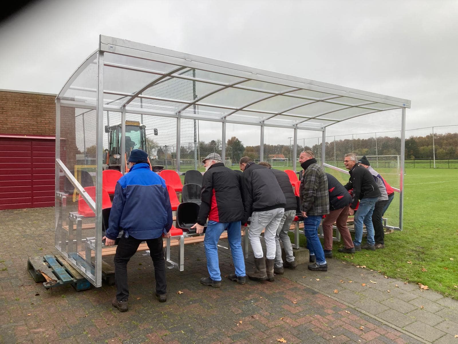 Tribune Sienna 15 De levering van een 6 meter uitvoering van deze leuke tribune in Beerzerveld.