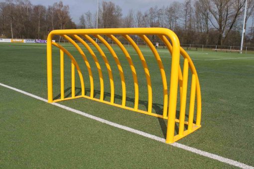 Trainings voetbaldoeltjes TRV200 1 Onze 1.5 x 0,75m trainings- voetbaldoeltjes uitgevoerd in een frisse gele ral kleur. De ultieme duurzaamheid en nooit weer netten vervangen.