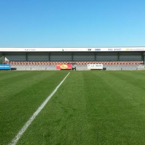 Tribune model Live 46 Tribune Olympia, lengte 30 meter. Geplaatst op een door de vereniging gemetselde onderbouw. De tribunes zijn afgewerkt met damwandprofielen in diverse RAL-kleuren, waardoor ze perfect passen bij de uitstraling van uw club of sportaccommodatie.