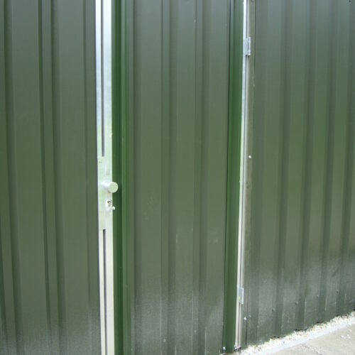 Tribune model Live 43 Opslagruimte onder uw tribune? Ook kan er gekozen worden voor een deur aan de achterzijde, waardoor er onder de tribune materialen opgeslagen kunnen worden. Ook kunt u kiezen voor een schuine deur in de zijkant van de tribune.