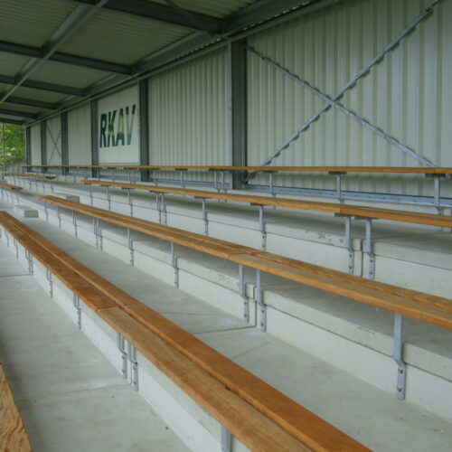 Tribune model Live 47 Onze tribunes kunnen geleverd worden met kuipstoelen en met de afgebeelde FSC hardhouten zitplanken. De modulaire tribuneconstructie van het type Tribune Live biedt sportclubs een duurzame en kostenefficiënte oplossing om toeschouwers hoog en droog van wedstrijden te laten genieten.