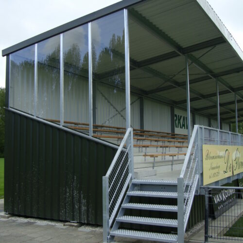 Tribune model Live 44 Tribunes uit de lIve-serie zijn voorzien van een degelijke verzinkte trapopgang en balustrades. Tribune Live voldoet daarnaast volledig aan de nieuwste normen voor dragende staalconstructies.