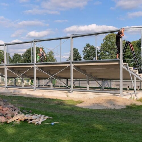 Tribune model Live 53 Nog een afbeelding van de bouw van de tribune bij vv Tricht. Door de verhoogde plaatsing van de tribune is het mogelijk om dug-outs te plaatsen zonder het zicht van toeschouwers te belemmeren – een unieke eigenschap van de Tribune Live.