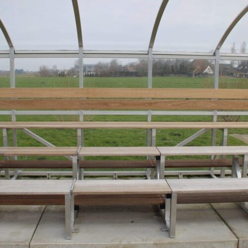 Tribune Sienna 26 Eenvoudig op het maaiveld te bevestigen en desgewenst leveren we de prefab betonfunderingen erbij.