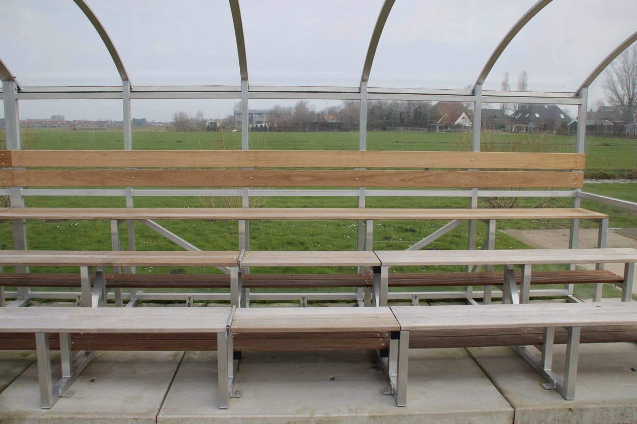 Tribune Sienna 8 Eenvoudig op het maaiveld te bevestigen en desgewenst leveren we de prefab betonfunderingen erbij.