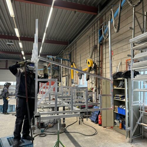 Tribune Sienna 30 Zeker en stijlvol: de Sienna tribune biedt comfort en stabiliteit met FSC-hardhouten zittingen of kuipstoeltjes naar keuze.