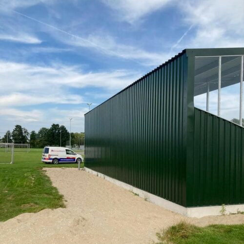 Tribune model Live 57 Deze tribune is afgewerkt met hoogwaardige damwandprofielen, hierbij heeft u de keuze uit verschillende kleuren. We infomeren u graag.