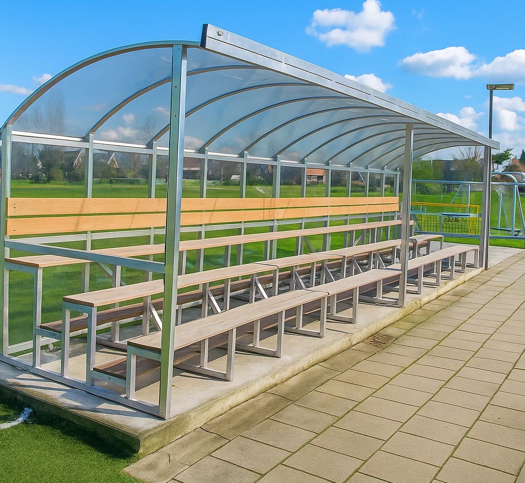 Tribune Sienna 1 Ideaal langs de lijn, tribunes model Sienna. Een ideale plek voor uw sponsoren en supporters. Droog en uit de wind de wedstrijd bekijken.