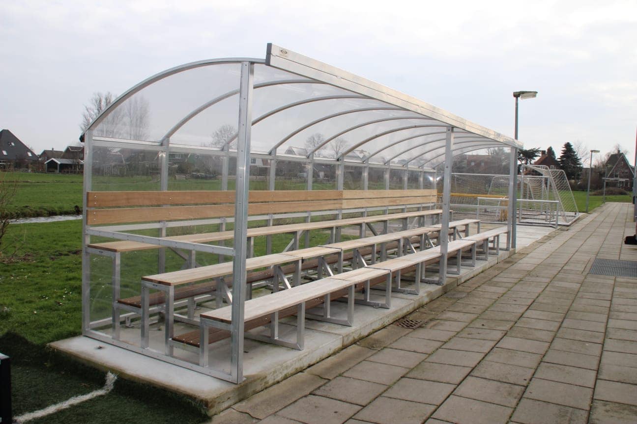 Tribune Sienna 3 Onze nieuwe mini tribune Sienna. Ideaal langs de lijn. Lengte 10 meter en voorzien van 3 zitrijen.