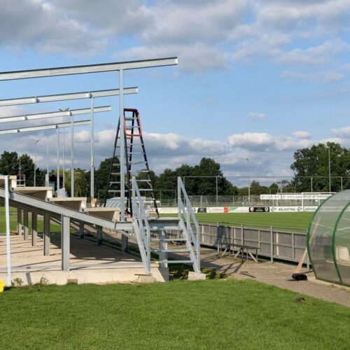 Tribune model Live 54 Het frame staat, de betonnen broodjes liggen. Nu kunnen we beginnen met de beplating van deze tribune.