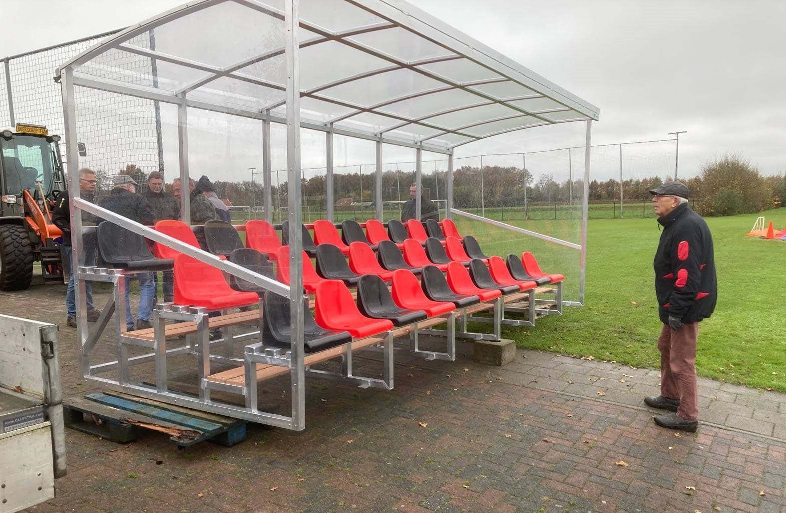 Tribune Sienna 18 Eenvoudig te installeren: de tribune met een lengte van 10m wordt geleverd in twee makkelijk te monteren delen. Kleinere kunnen in 1 stuk geleverd worden.