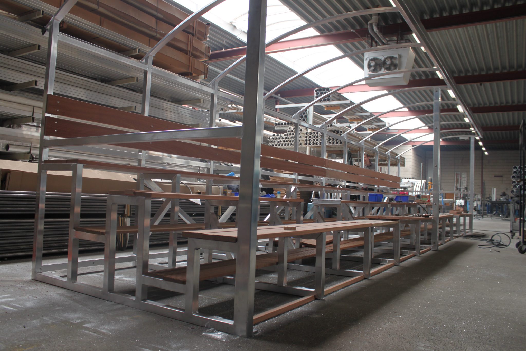 Tribune Sienna 5 Deze tribunes worden volledig gemonteerd geleevrd.