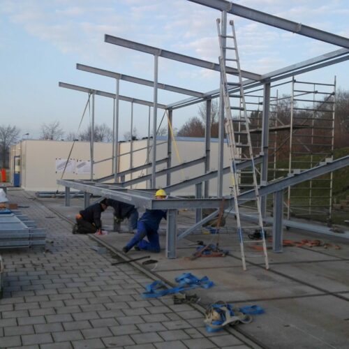 Tribune model Live 49 Omdat deze tribunes ook als bouwpakket geleverd kunnen worden, kunt u veel geld besparen. Op deze afbeelding ziet u de zelfwerkzaamheden van atletiekvereniging Thor uit Roosendaal.