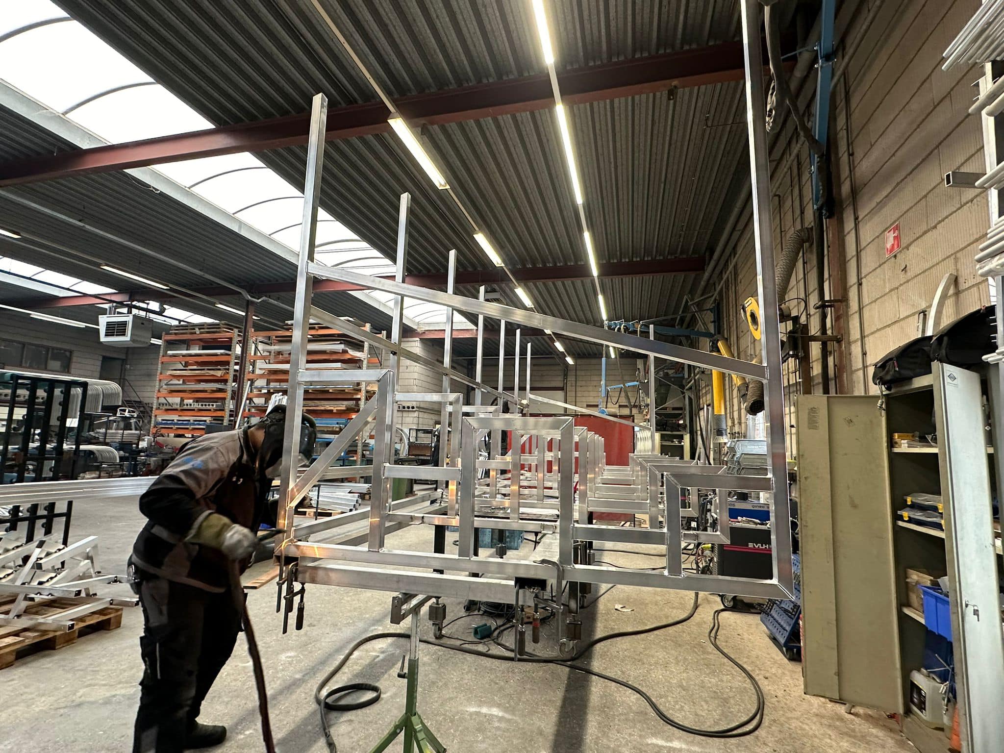 Tribune Sienna 13 Compact en comfortabel: de Tribune Sienna van 10 meter is de ideale oplossing voor uw sportaccommodatie! Hier de productie.