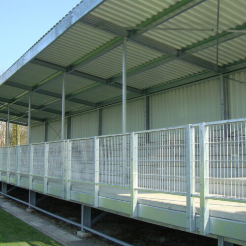 Tribune model Live 48 Door de degelijke constructie en materiaal-afwerking heeft u jarenlang onbezorgd plezier van uw tribune.