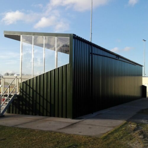 Tribune model Live 40 Het achteraanzicht. Keurig afgewerkte tribune serie. absoluut een aanwinst voor iedere sportaccommodatie.