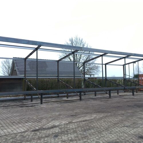 Tribune model Live 50 Alvorens de tribune naar de klant gaat wordt uiteraard eerst gecontroleerd of alle delen passen. Afgebeeld een opgebouwd frame van een tribune met een l;engte van 20 meter.