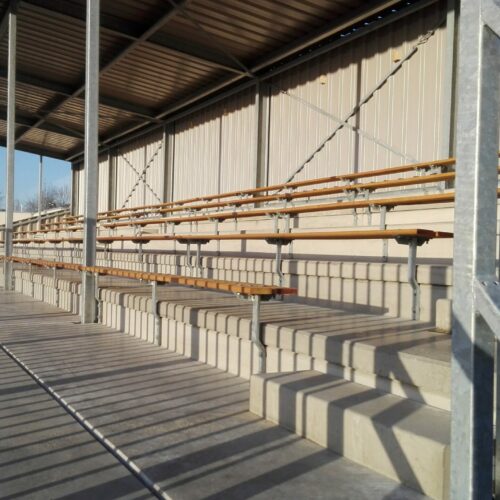 Tribune model Live 38 Tribune met houten zit-planken. Op de afbeelding is gekozen voor FSC houten zittingen, deze tribunes kunnen ook met kuipstoeltjes in club kleuren geleverd worden.