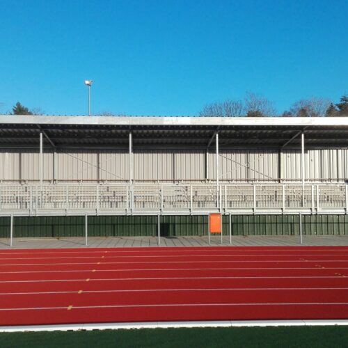 Tribune model Live 42 Tribune OLympia met een lengte van 20 meter. Het vooraanzicht van deze modulaire sport- tribunes.