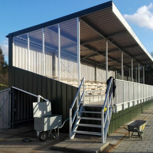 Tribune model Live 45 Zij-aanzicht van de tribune bij Thor Roosendaal, volledig volgens de nieuwste (verplichte) normen voor staalconstructies. Hier is gekozen voor een deur in de zijkant, zodat de opslagruimte eenvoudig bereikt kan worden.