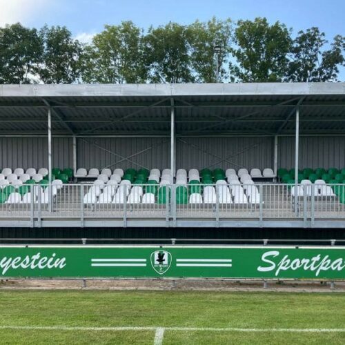 Tribune model Live 59 Overdekte tribune model Live, een aanwinst voor iedere sportaccommodatie en slechts 1 van onze vele mogelijkheden. SKWShop.nl, ook sterk in tribunebouw. Deze staat in Tricht.