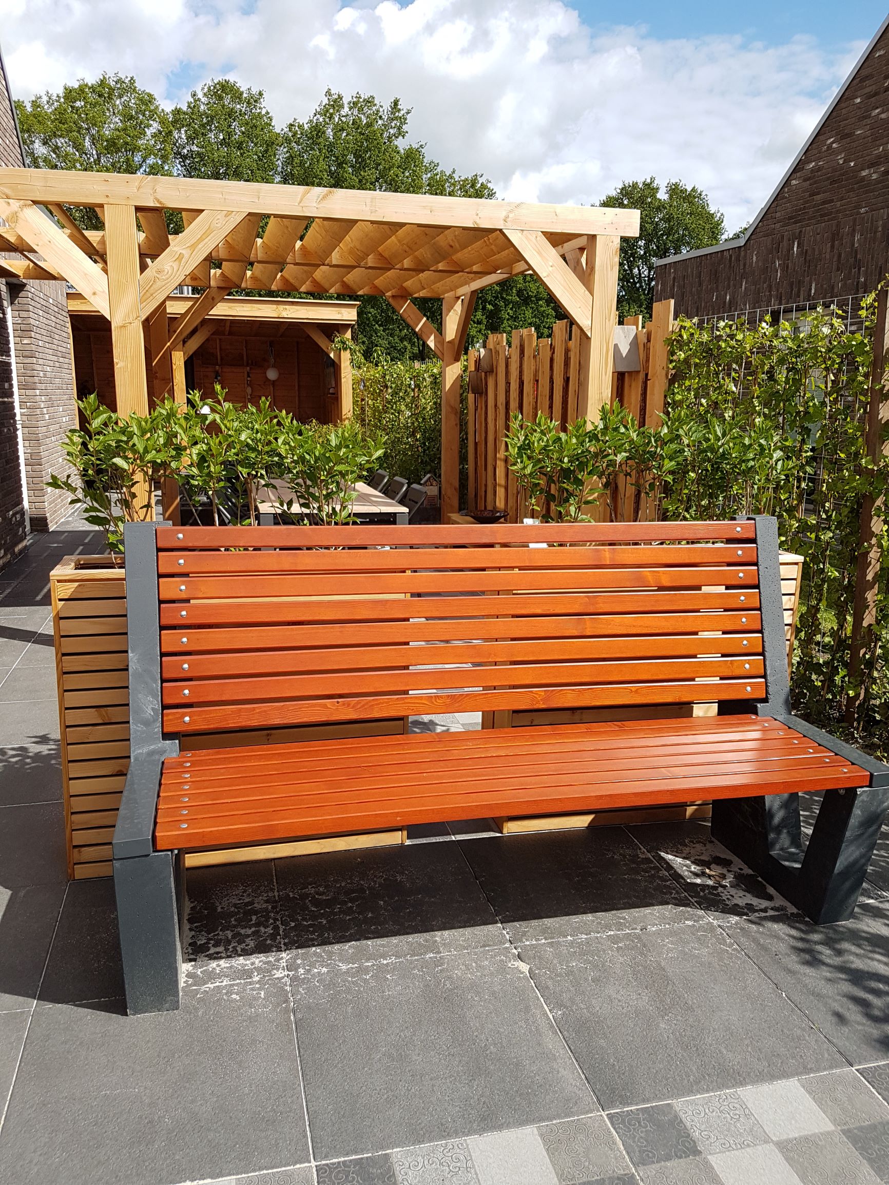 Parkbank Vera 4 Tuinbank Vera voor vrije plaatsing of optioneel met gaten in de voeten voor vastschroeven op het maaiveld. Deze parkbank is geplaatst door Klus & Tuinbedrijf Beekman in Roden.