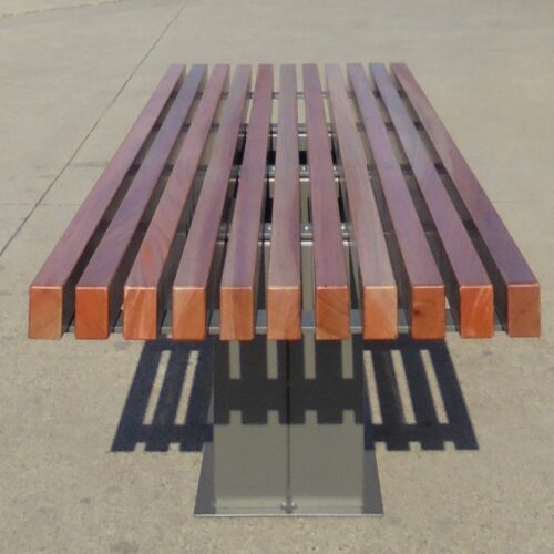 Parkbank Armas 11 Tuinbank Armas. Stalen frame afgewerkt met fsc houten latten als zitting.