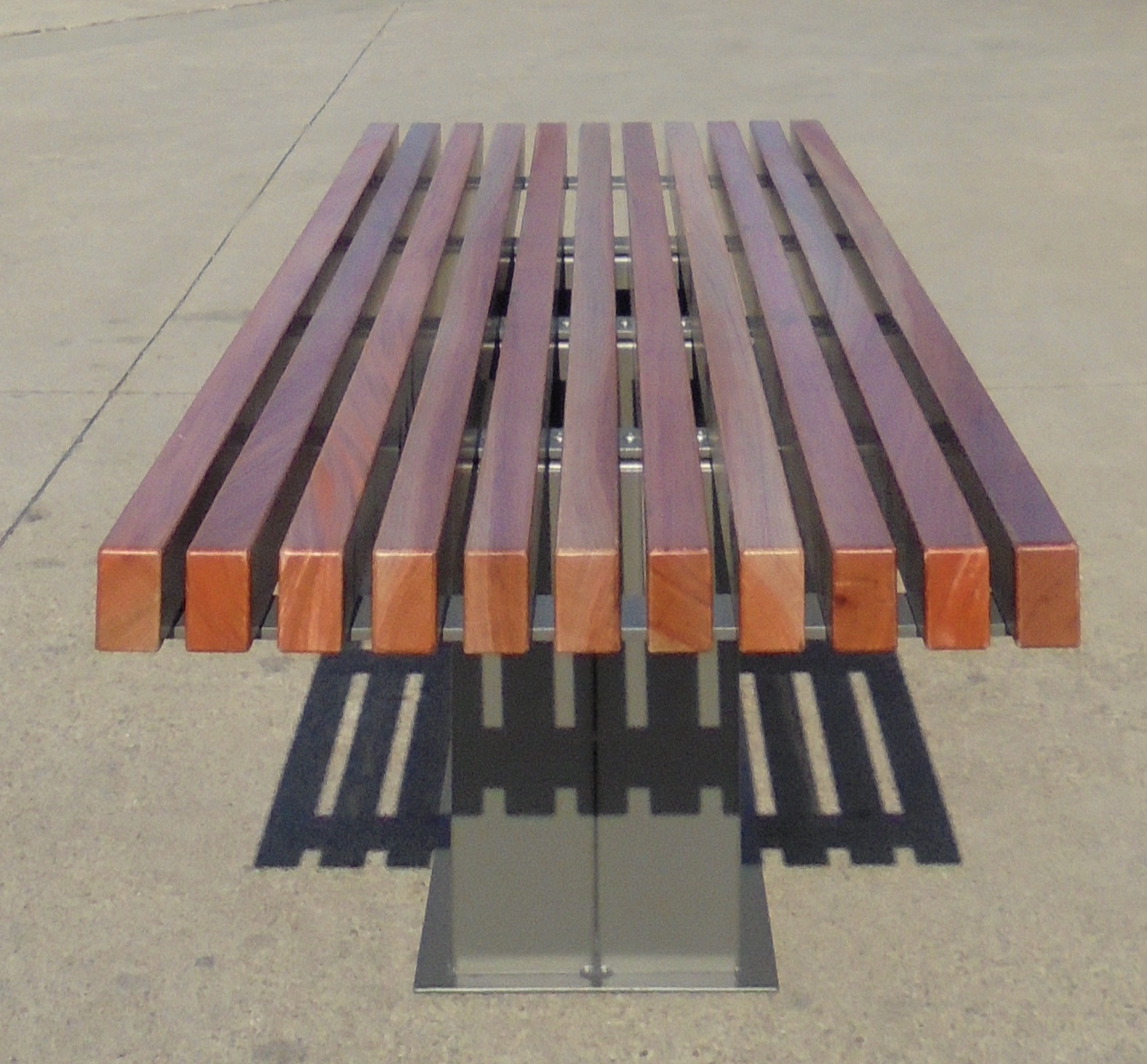 Parkbank Armas 3 Tuinbank Armas. Stalen frame afgewerkt met fsc houten latten als zitting.