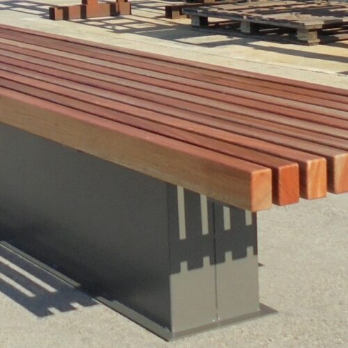 Parkbank Armas 10 Straatbank Armas. Hard houten latten op een stalen frame.