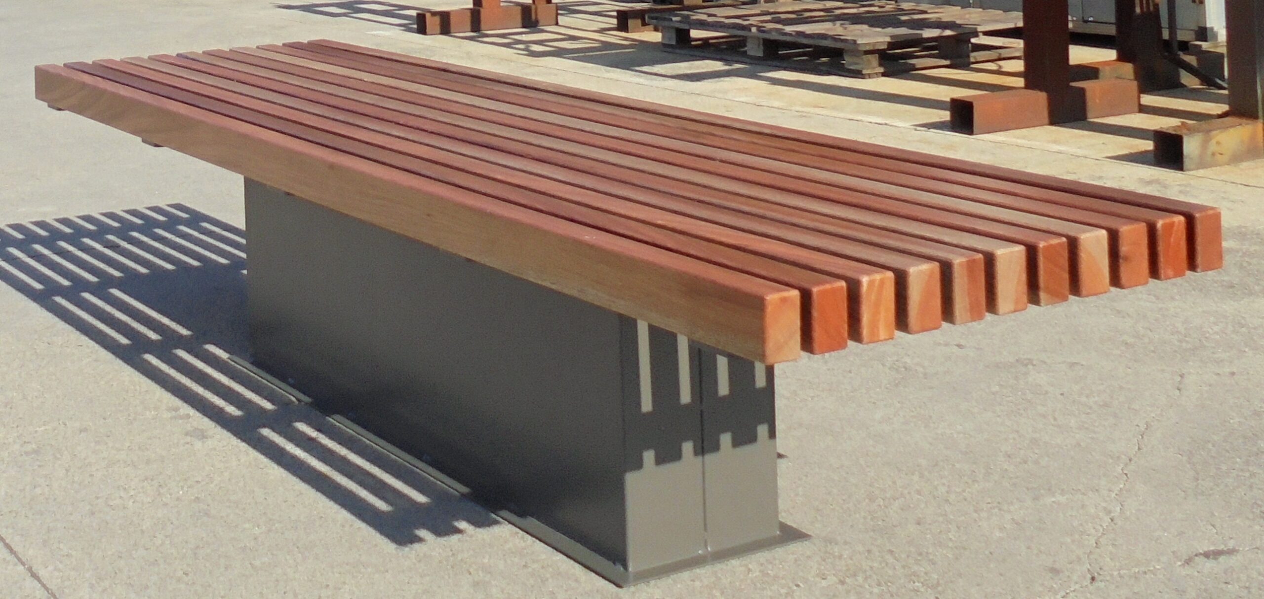 Parkbank Armas 2 Straatbank Armas. Hard houten latten op een stalen frame.