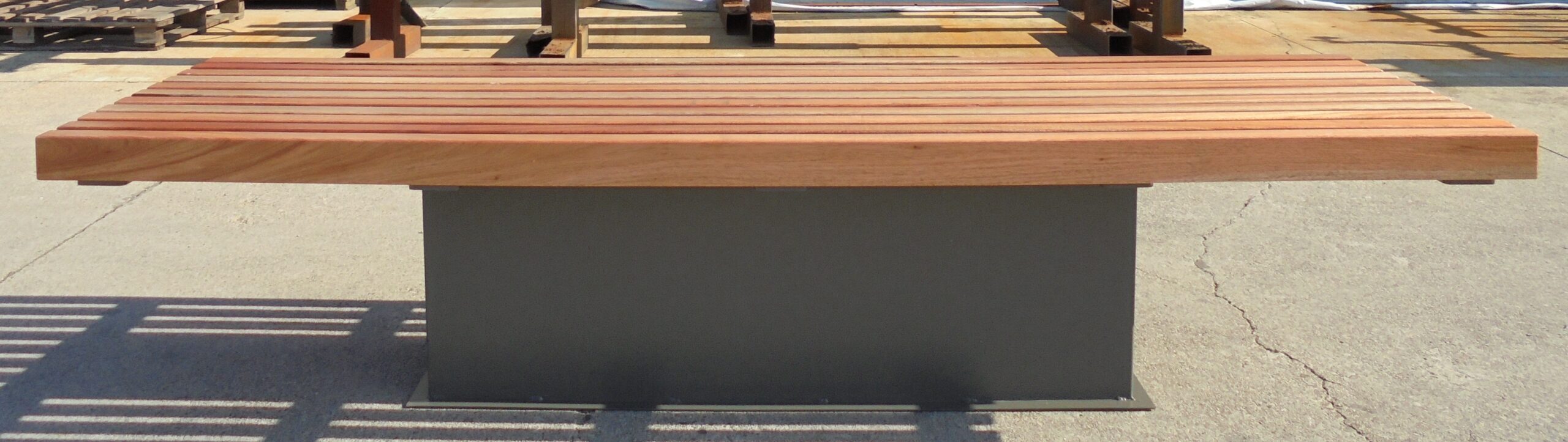 Parkbank Armas 4 Zijaanzicht parkbank Armas.