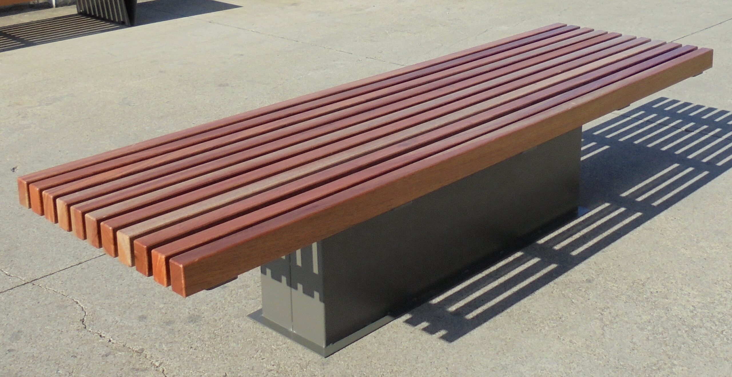 Parkbank Armas 1 Design parkbank Armas. Verzinkt stalen frame afgewerkt met houten latten van fsc hardhout.