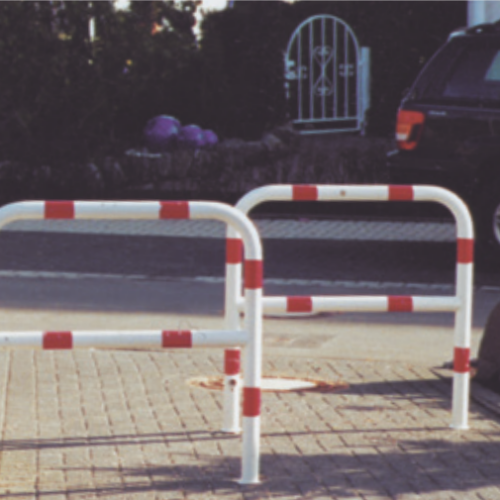 Uitneembaar toegangshek 5 Verkrijgbaar in diverse afmetingen, zowel met als zonder tussenbuis. Aanleunbeugels ook inzetbaar als afscheiding zoals hier afgebeeld.