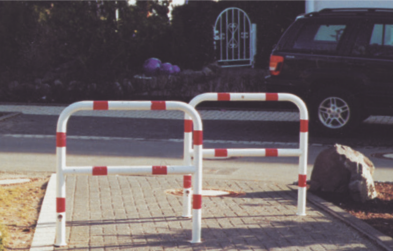 Uitneembaar toegangshek 2 Verkrijgbaar in diverse afmetingen, zowel met als zonder tussenbuis. Aanleunbeugels ook inzetbaar als afscheiding zoals hier afgebeeld.