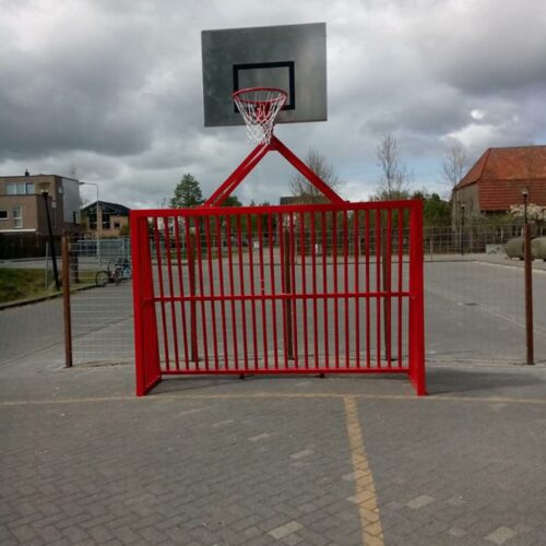 Antivandalen voetbaldoel VD200 22 Het antivandaal voetbaldoel, met de basketbalvoorziening in een fraaie rode poedercoating. Deze voetbaldoel - basketbalcombinaties zijn een aanwinst voor ieder speel- en schoolplein.