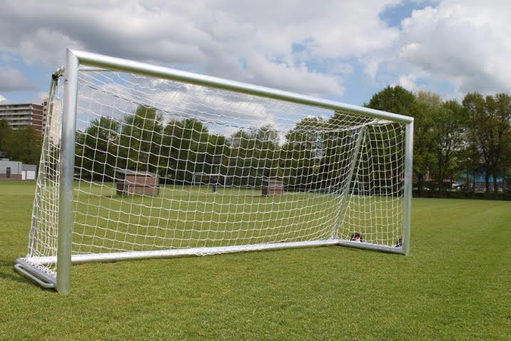 Voetbaldoel VD90 1 Voetbaldoelen verplaatsen? Eenvoudig verplaatsen van uw voetbaldoelen. Op de afbeelding ziet u het zogenaamde "kruiwagenmodel". Aan 1 zijde van het voetbaldoel 2 wielen, aan de andere zijde een draagbeugel.