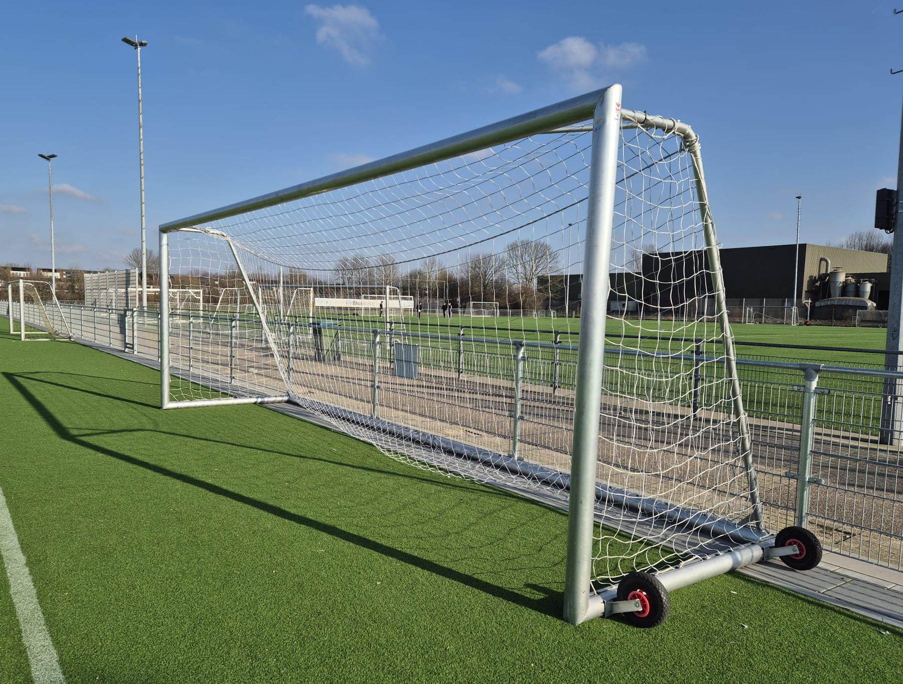 Voetbaldoel VD90 2 De zware aluminium hoekverbinding die we in onze aluminium voetbaldoelen gebruiken. Deze is 100% sluitend en daarmee uniek en misschien wel de sterkste die de markt te bieden heeft.
