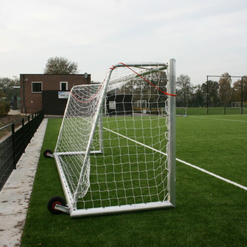 Pupillen voetbaldoel JVD180 37 Voetbaldoel JVD180 met grote transportwielen aan de achterzijde. Dus ook op gras-ondergronden eenvoudig te verplaatsen.