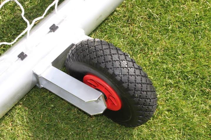 Pupillen voetbaldoel JVD180 12 Voetbaldoelen met aangelaste transportwielen: op de afbeelding ziet u de zeer degelijke gelaste constructie!