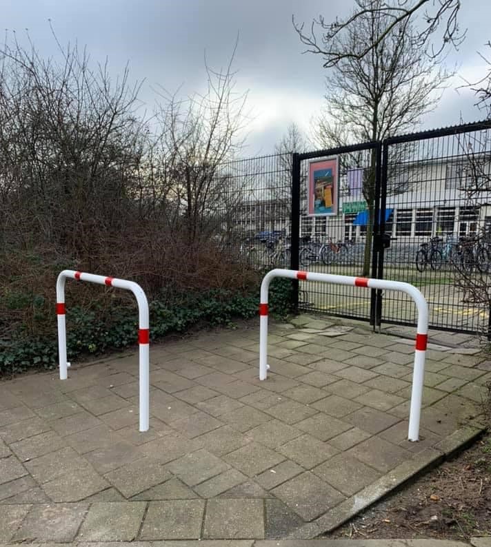 Uitneembaar toegangshek 4 Verwijderbare toegangshekken, eenvoudig te bedienen met de driekantsleutel. Voordelige en zeer duurzame oplossing.