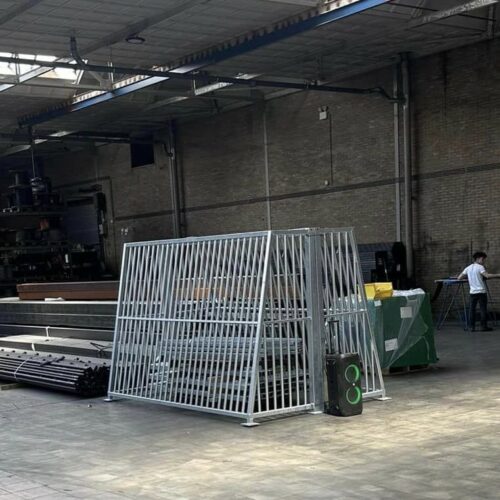 Antivandalen voetbaldoel VD200 35 Antivandalisme voetbaldoelen 3 x 2m in een stalen verzinkte uitvoering. Deze voetbaldoelen produceren we in staal als de klant erom vraagt. Ook deze kunnen in iedere standaard ral kleur gepoedercoat worden.