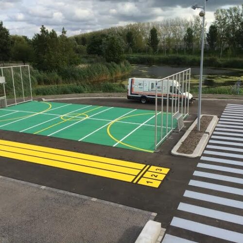 Sportvloercoating 42 Asfalt-ondergronden kunnen eenvoudig omgetoverd worden tot sportieve sport en spelvloeren.