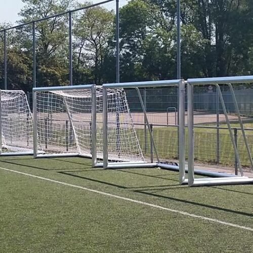 Pupillen voetbaldoel JVD180 45 Voetbaldoel JVD180. Vier van onze JVD180 afmetingen: 5 x 2 meter jeugd voetbaldoelen op een rij! Dit topsegment jeugd voetbaldoel is absoluut een aanwinst voor iedere voetbalvereniging!