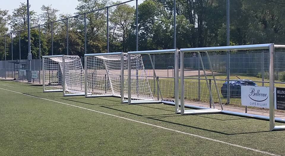 Pupillen voetbaldoel JVD180 15 Voetbaldoel JVD180. Vier van onze JVD180 afmetingen: 5 x 2 meter jeugd voetbaldoelen op een rij! Dit topsegment jeugd voetbaldoel is absoluut een aanwinst voor iedere voetbalvereniging!