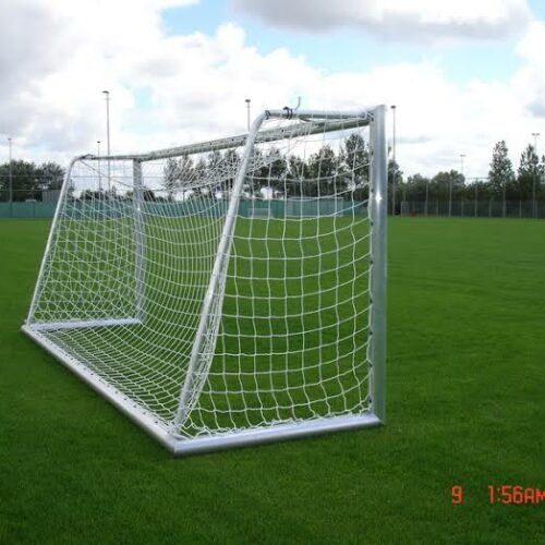 Pupillen voetbaldoel JVD180 47 Voetbaldoel model JVD180. De aangelaste schoren van deze jeugd voetbaldoelen hebben maar liefst een diameter van 50 mm.